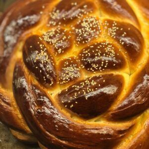 A close up of a bread with sesame seeds