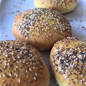 A close up of some bread with sesame seeds